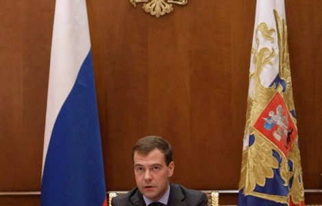 Medvedev coboara pragul electoral la 5% si acorda partidelor acces egal la mass-media