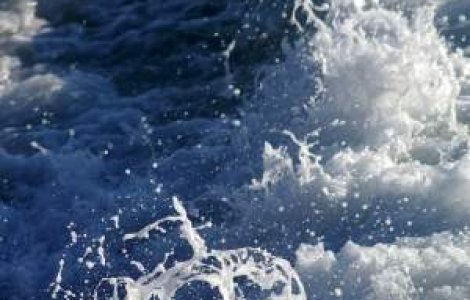 Litoral: Turistii au primit interdictie sa intre in mare, din cauza valurilor