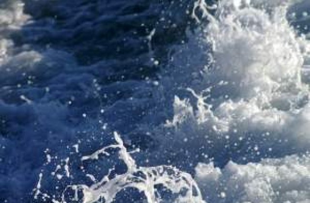 Litoral: Turistii au primit interdictie sa intre in mare, din cauza valurilor