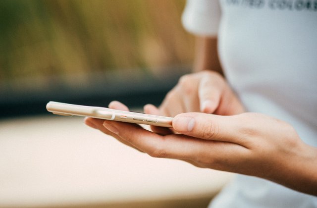 Studiu: Dependenta de telefoane mobile creste riscul de obezitate si alte boli asociate