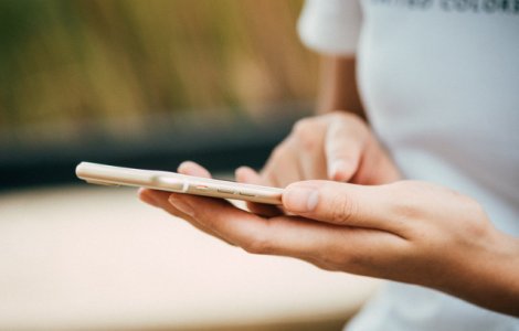 Studiu: Dependenta de telefoane mobile creste riscul de obezitate si alte boli asociate