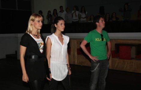 Bebelusa Oana si-a ales dansatoarele pentru Ibiza