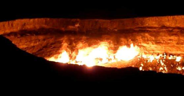  Video  Un crater din desert arde de peste 40 de ani