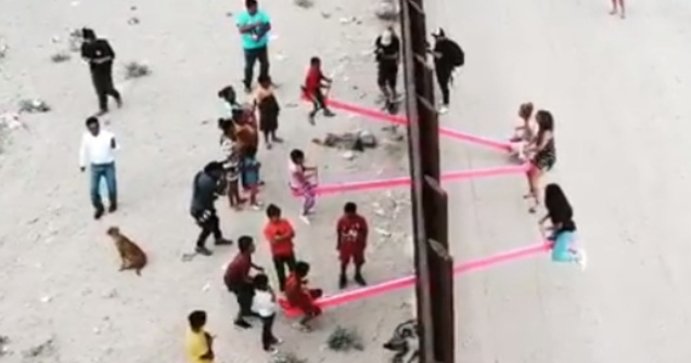 La granita Mexic-SUA s-au montat balansoare, iar copiii situati de-o parte si de alta se joaca impreuna