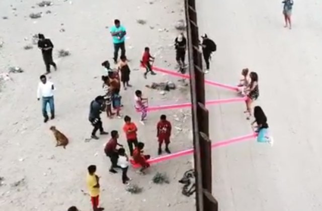 La granita Mexic-SUA s-au montat balansoare, iar copiii situati de-o parte si de alta se joaca impreuna