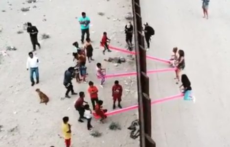 La granita Mexic-SUA s-au montat balansoare, iar copiii situati de-o parte si de alta se joaca impreuna
