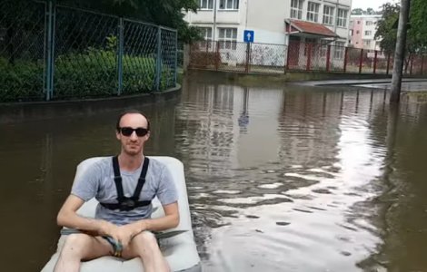 Un tanar a iesit cu salteaua in cartierele inundate din Hunedoara, dupa o ploaie torentiala/ VIDEO