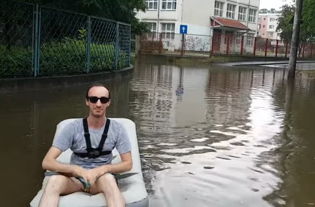 Un tanar a iesit cu salteaua in cartierele inundate din Hunedoara, dupa o ploaie torentiala/ VIDEO