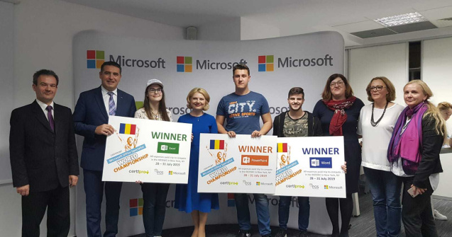 Doi elevi romani au devenit campioni mondiali la Word si Excel la Campionatul Mondial Microsoft Office 2019