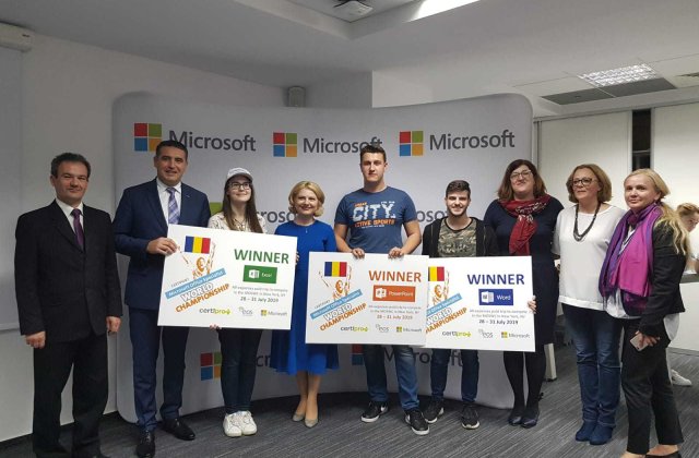 Doi elevi romani au devenit campioni mondiali la Word si Excel la Campionatul Mondial Microsoft Office 2019