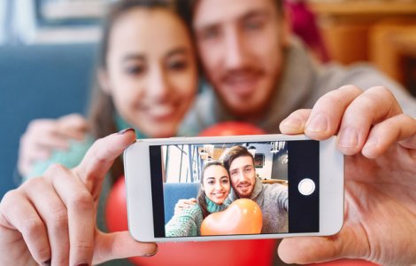 Psiholog: Cuplurile fericite nu se "etaleaza" pe Facebook