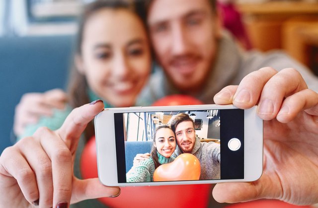 Psiholog: Cuplurile fericite nu se "etaleaza" pe Facebook