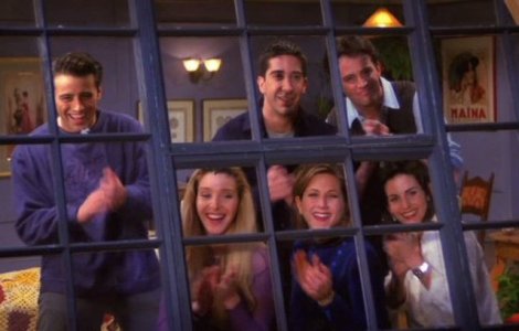 Serialul "Friends" sarbatoreste aniversarea de 25 de ani prin refacerea unor scene simbolice