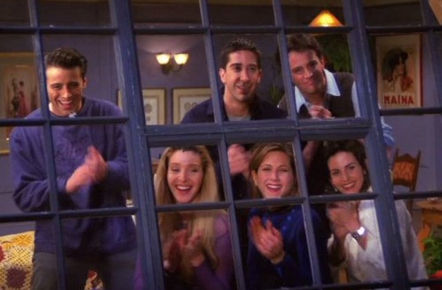 Serialul "Friends" sarbatoreste aniversarea de 25 de ani prin refacerea unor scene simbolice