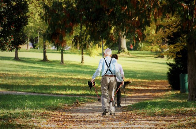 Studiu: Persoanele active social se confrunta cu un risc mai redus de dementa
