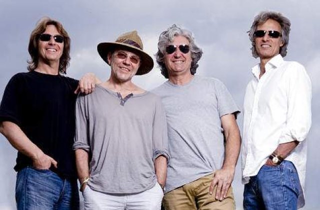 The Straits, headliner la Peninsula