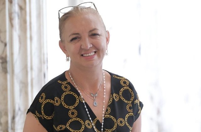 Colaj foto in care Iohannis e prezentat alaturi de Hitler, publicat de consilierul premierului. Dana Varga: Imi cer scuze