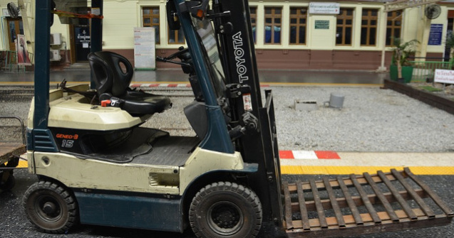 Un tanar de 20 de ani, dezamagit in dragoste, a distrus mai multe masini cu un stivuitor. Daune de peste 70.000 de euro