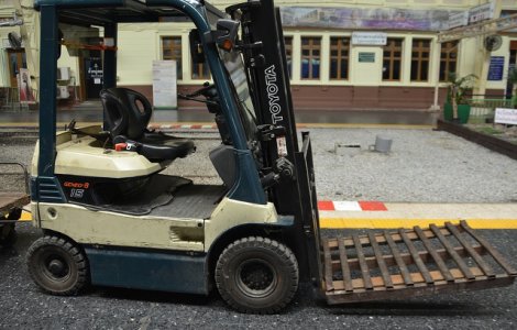 Un tanar de 20 de ani, dezamagit in dragoste, a distrus mai multe masini cu un stivuitor. Daune de peste 70.000 de euro