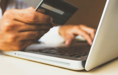 Studiu: 2 din 3 romani fac lunar cumparaturi online