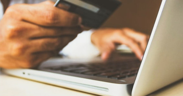 Studiu: 2 din 3 romani fac lunar cumparaturi online