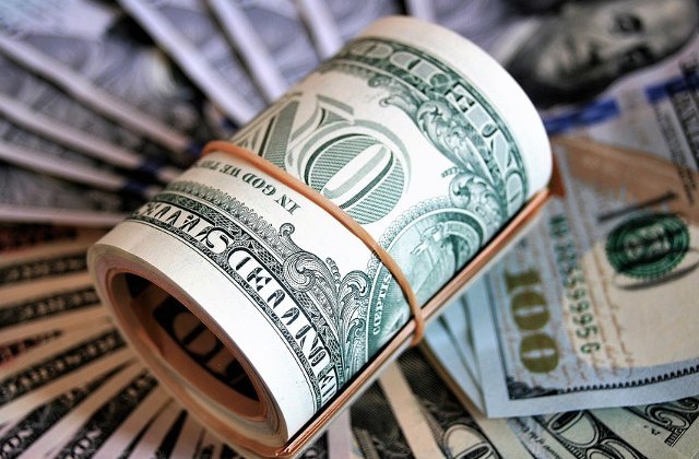 Circa 23.000 de dolari, aruncati din greseala la gunoi, recuperati de angajatii unui centru de reciclare