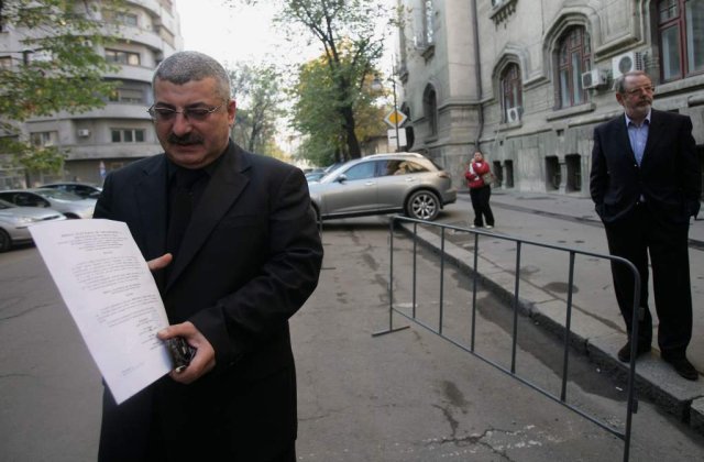 Prigoana ii face injectii Adrianei