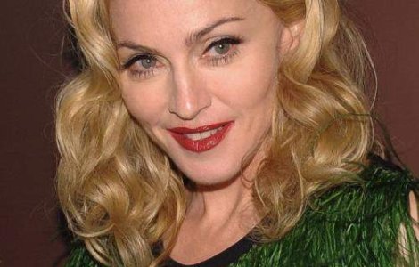 Madonna a pipait o femeie pe fund