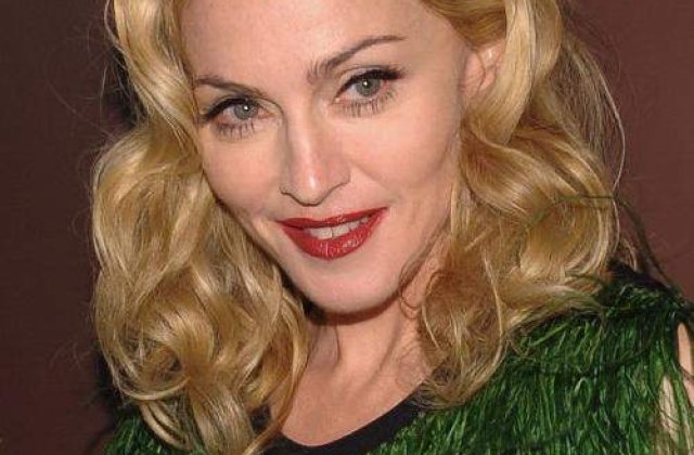 Madonna a pipait o femeie pe fund