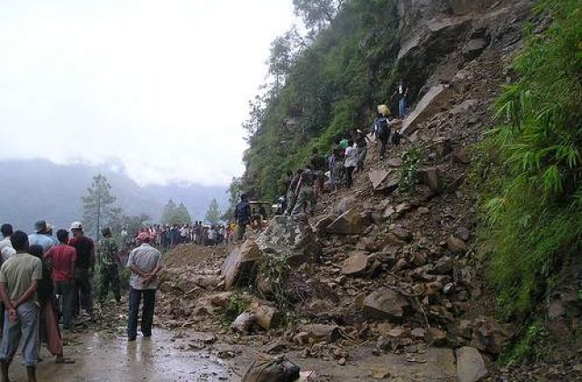 Alunecari de teren in nord-estul Chinei: Cel putin 16 morti