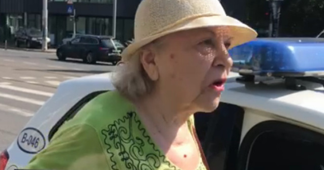 O batrana de 81 de ani, amendata pentru ca a mers prea incet pe trecerea de pietoni/ VIDEO