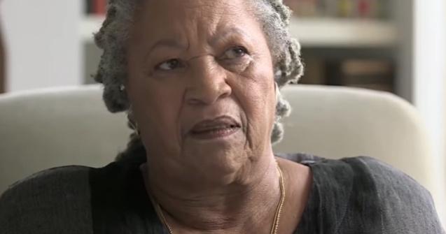 A murit Toni Morrison, prima laureata afro-americana a premiului Nobel pentru Literatura