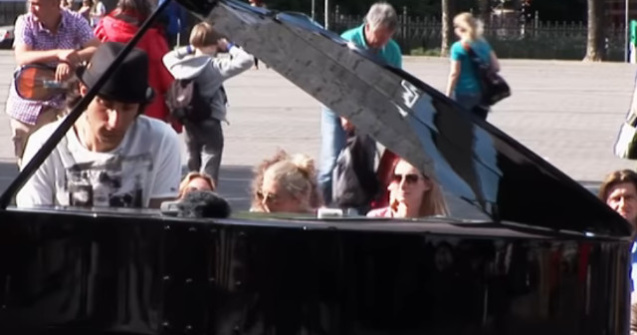 Davide Martello isi anuleaza concertele pentru a veni in Romania pe 10 august: "Protestatarii se vor putea ascunde dupa pianul meu"