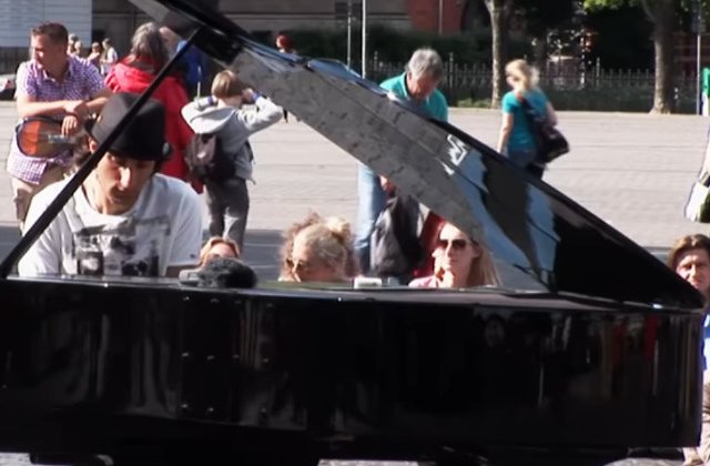 Davide Martello isi anuleaza concertele pentru a veni in Romania pe 10 august: "Protestatarii se vor putea ascunde dupa pianul meu"