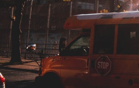 Un baietel de 6 ani a murit dupa ce a fost uitat intr-un autobuz scolar 9 ore