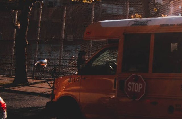 Un baietel de 6 ani a murit dupa ce a fost uitat intr-un autobuz scolar 9 ore