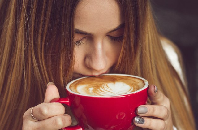 Studiu: Cafeaua consumata cu patru ore inainte de culcare nu perturba somnul