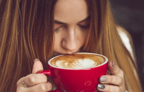 Studiu: Cafeaua consumata cu patru ore inainte de culcare nu perturba somnul