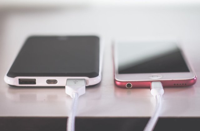 Baterii externe ieftine: Power bank-uri mari la preturi mici