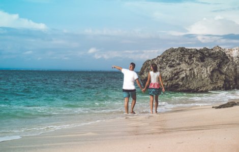 Studiu: Aproape doua treimi dintre tinerii romani se indragostesc in vacante