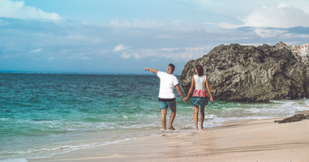 Studiu: Aproape doua treimi dintre tinerii romani se indragostesc in vacante