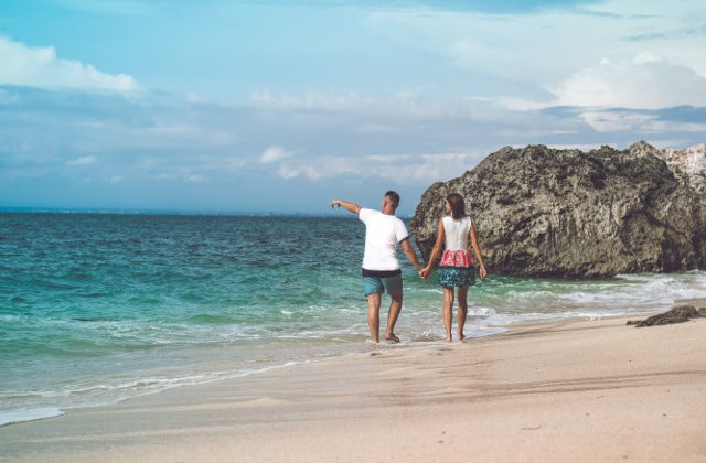 Studiu: Aproape doua treimi dintre tinerii romani se indragostesc in vacante