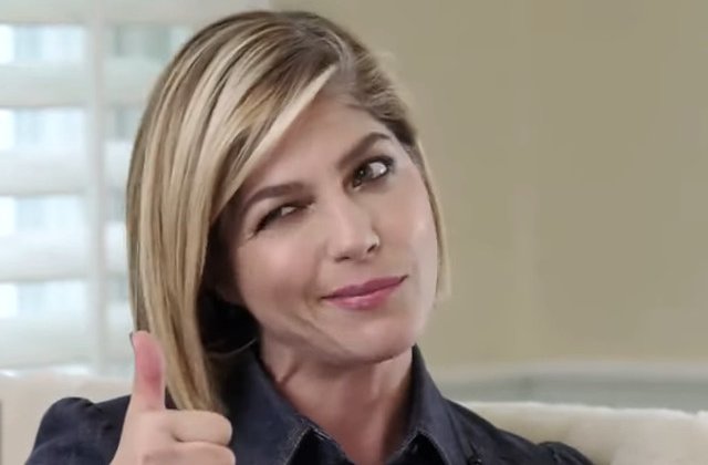 Selma Blair, laudata pentru curajul de a posta fotografii dupa sedintele de chimioterapie: "Incredibil de frumos la orice nivel"