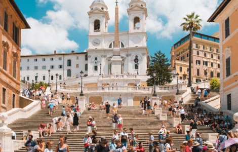 Turistii nu mai au voie sa se aseze pe faimoasele Trepte Spaniole din Roma. Amenzi de pana la 400 de euro