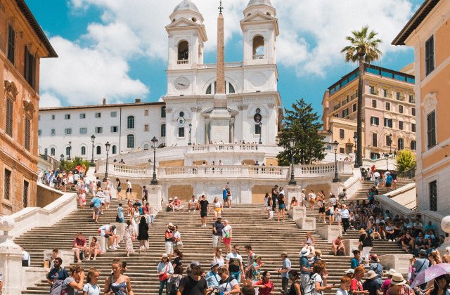 Turistii nu mai au voie sa se aseze pe faimoasele Trepte Spaniole din Roma. Amenzi de pana la 400 de euro