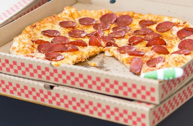 Reactia politistilor din SUA cand un copil infometat a sunat la 911: Au cumparat o pizza si au livrat-o la domiciliu