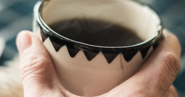 Studiu: Consumul a cel putin trei cani cu cafea pe zi creste riscul de migrena