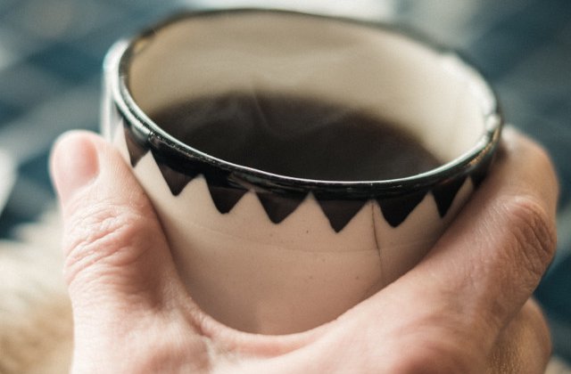 Studiu: Consumul a cel putin trei cani cu cafea pe zi creste riscul de migrena