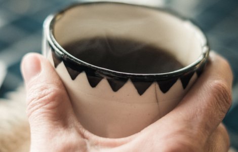 Studiu: Consumul a cel putin trei cani cu cafea pe zi creste riscul de migrena