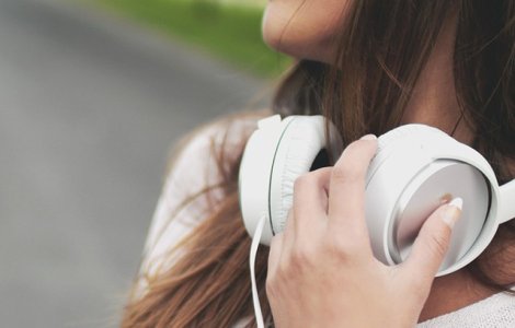 Casti bluetooth on-ear: muzica la calitate mare pentru orice buget